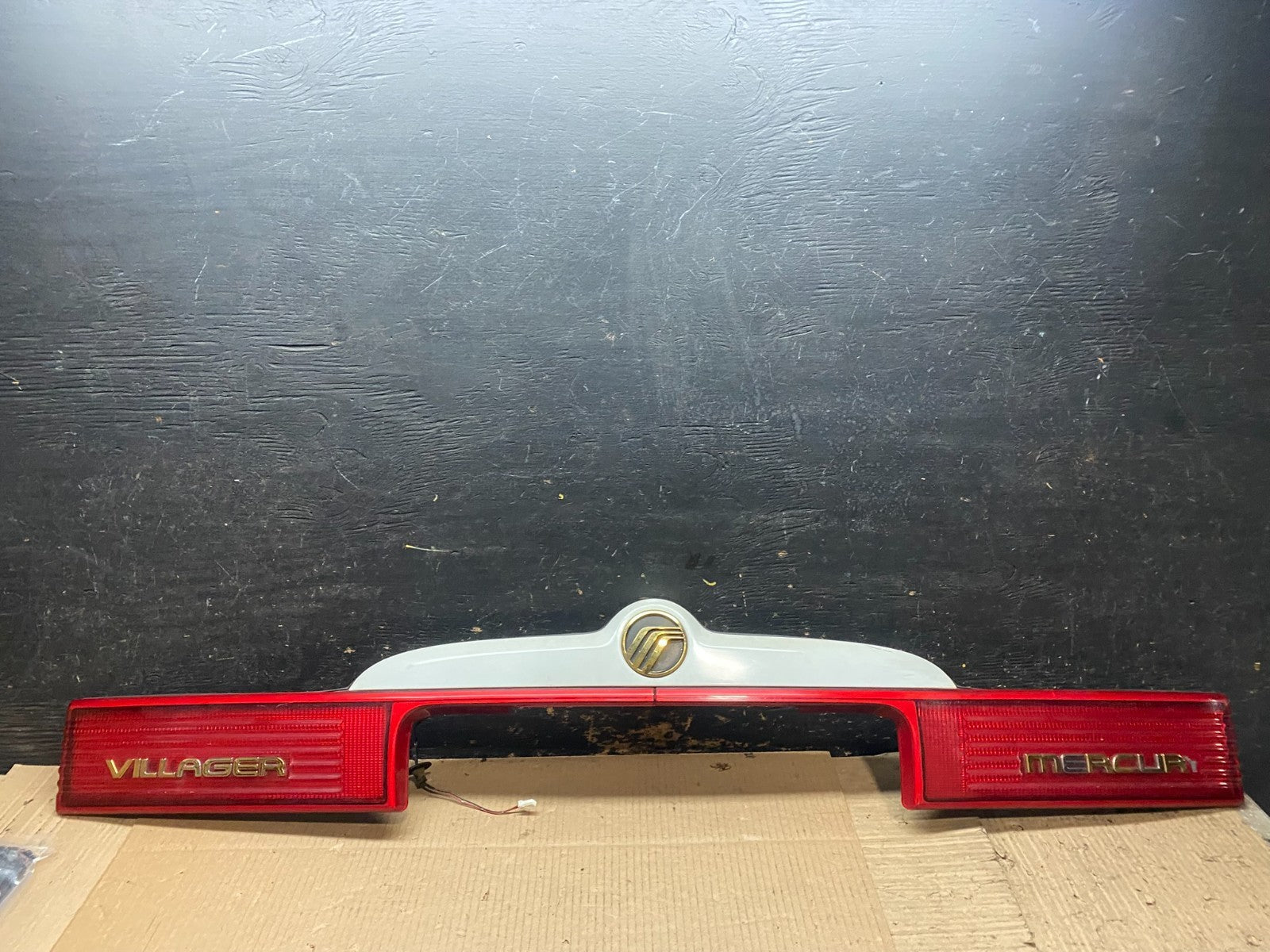1999 to 2002 Mercury Villager Trunk Lid Center Tail Light  w5728 DG0