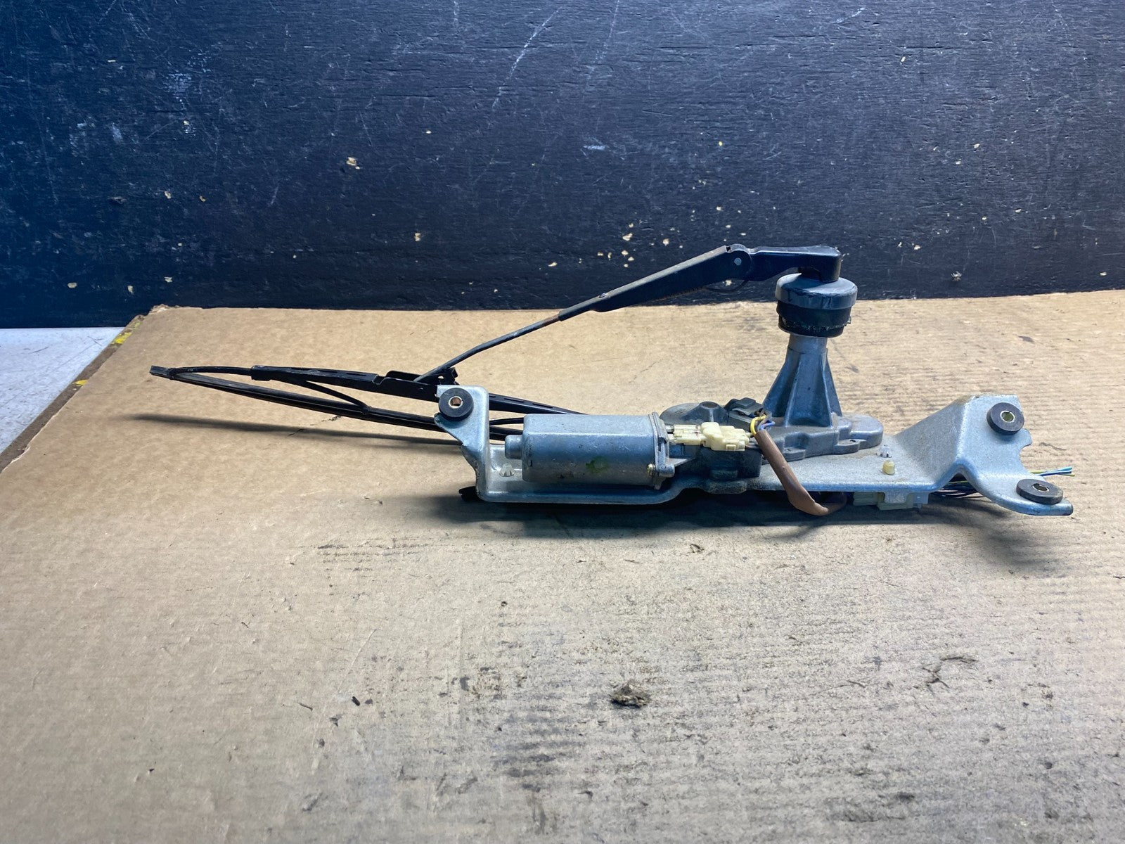 2000 to 2004 Subaru Legacy Wagon Rear  Windshield Wiper Motor AA28251