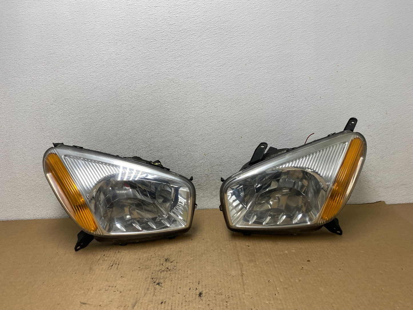 2001 - 2003 Toyota Rav4 Left+Right Side Headlights Halogen TYC AG2308 DW0