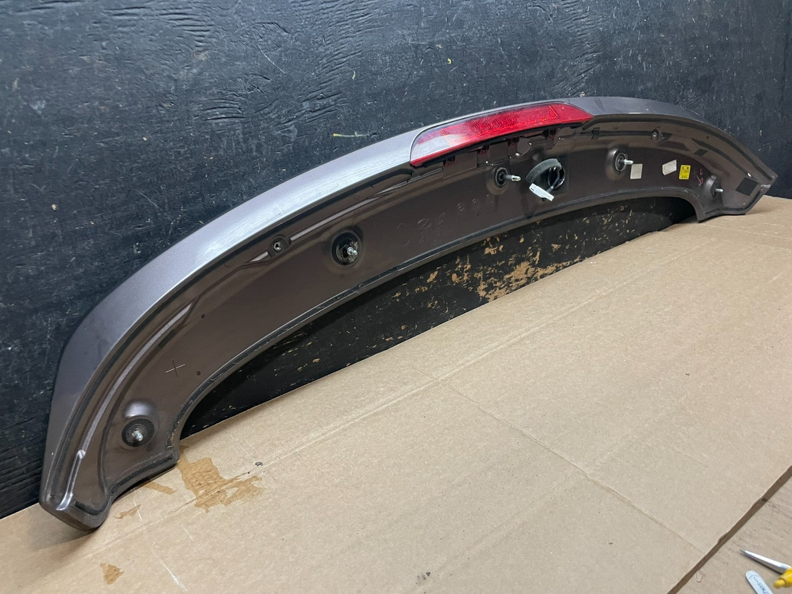 2013 to 2018 Hyundai Santa Fe Rear Spoiler W/3rd Brake Light Oem Y9244 DG10