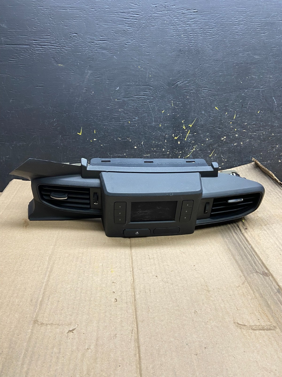 2020 to 2023 Ford  Explorer Console Radio Display Screen Air Vents Oem x1722 DG0