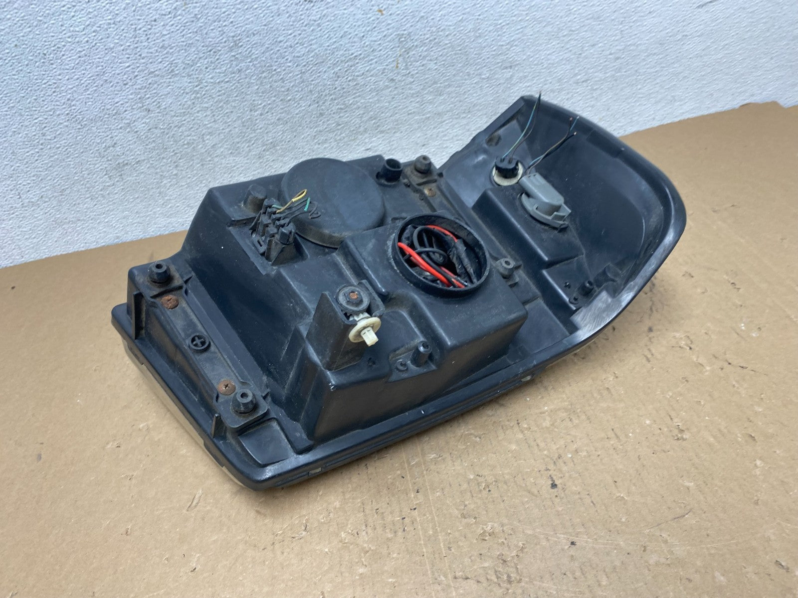 2002 to 2009 Gmc Envoy Left Driver Lh Side Headlight Halogen AD8083 DW5