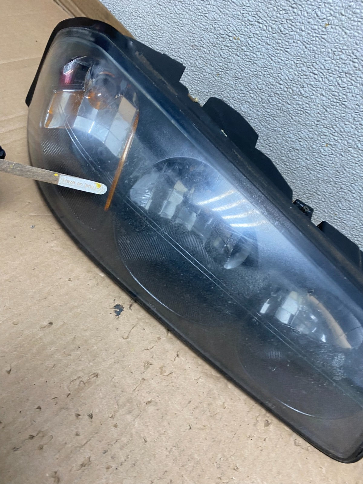 2000 to 2005 Chevrolet Impala Left+Right Set Headlights Halogen U8583 DW10