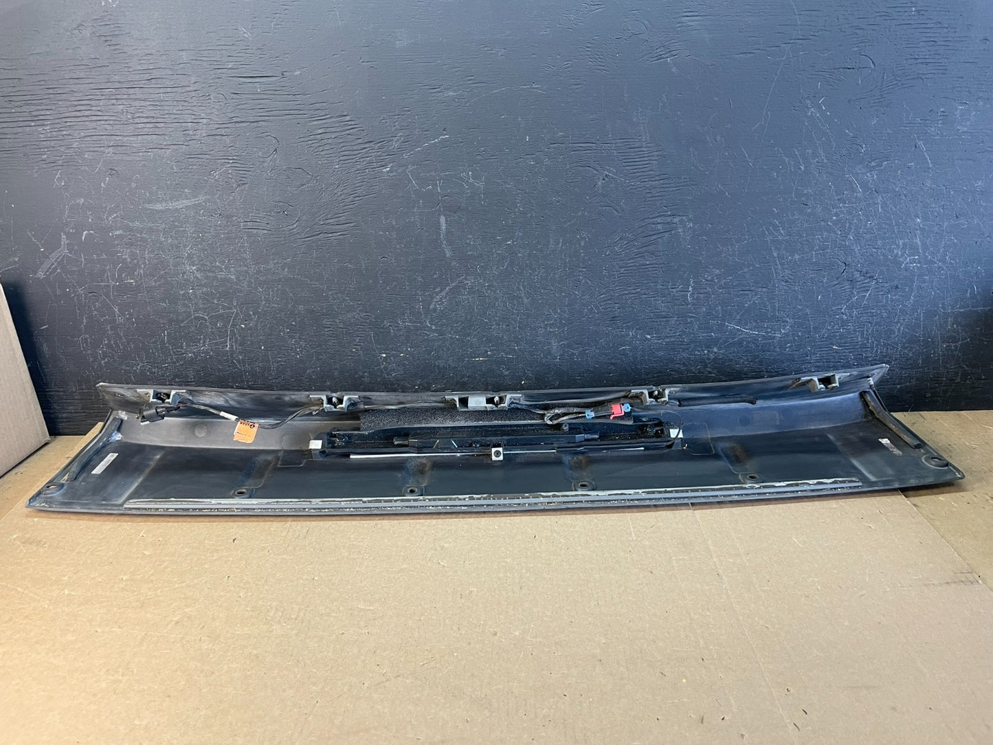 2002 to 2006 Chevrolet Avalanche 1500 Cente Spoilerr 3rd Brake Light AD01164