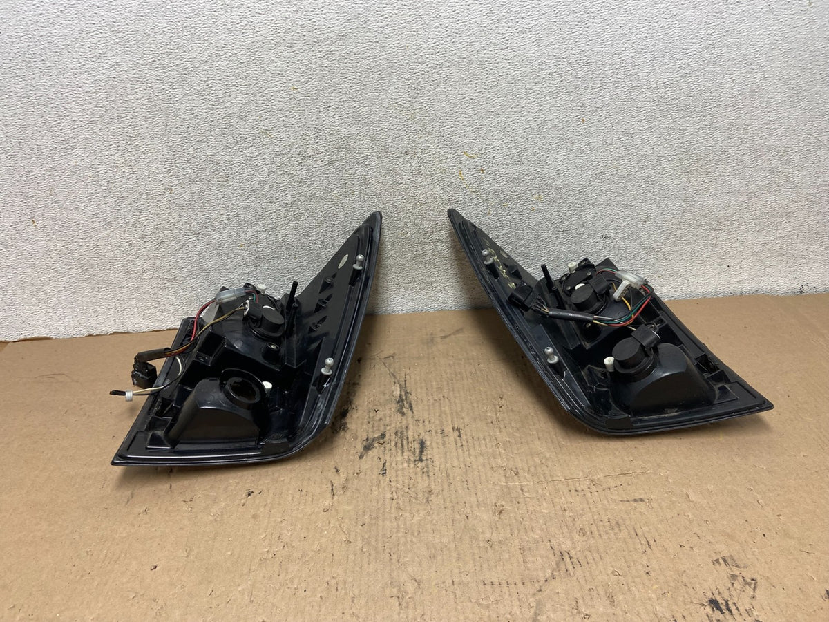 2005-2006 Jeep Grand Cherokee Left+Right Set Black LED Tail Lights AH1134 DG9