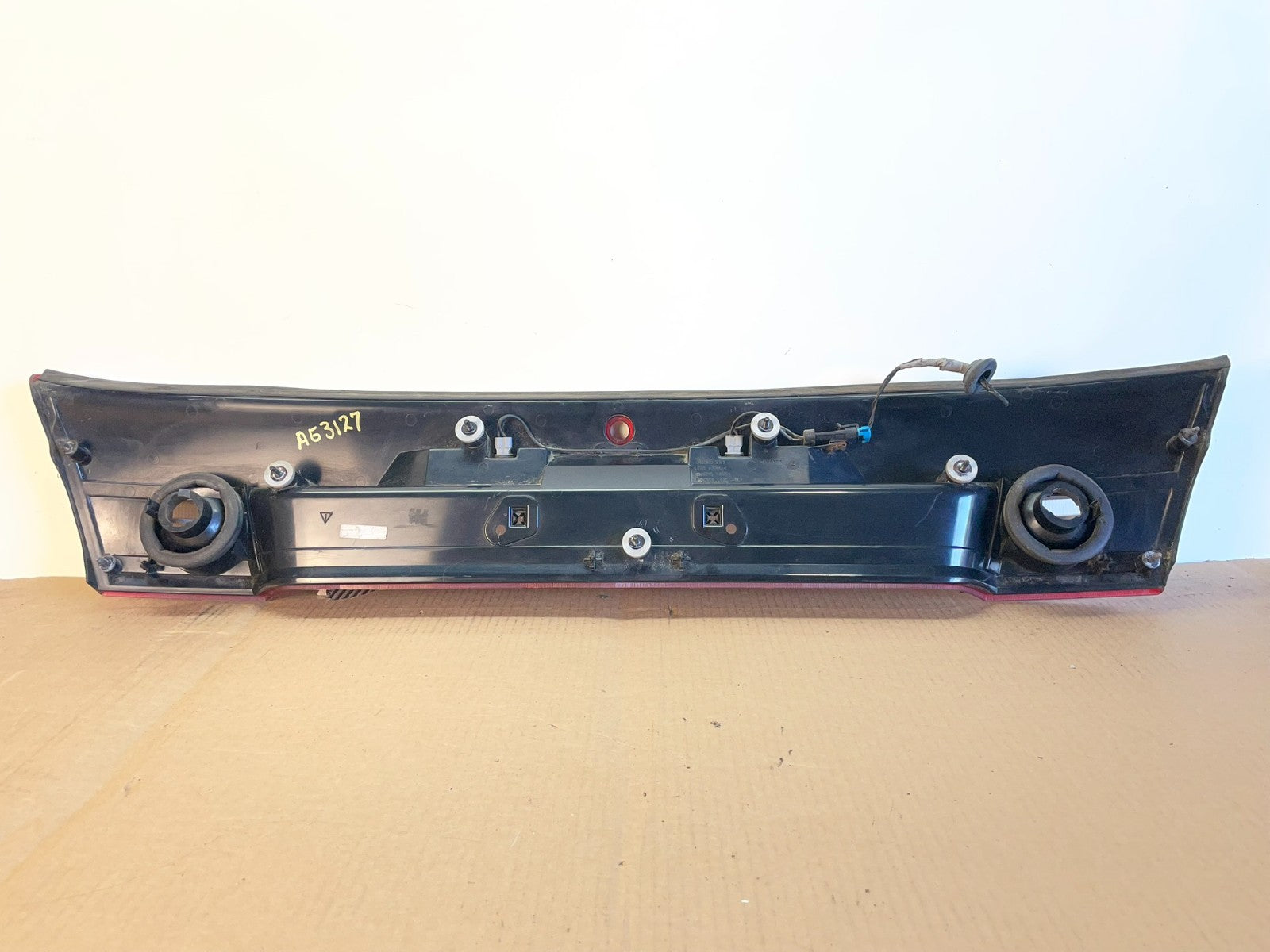 1997-2000 Saturn SC1 SC2 Coupe Center Trunk Finish Tail Light AG7527 DG4