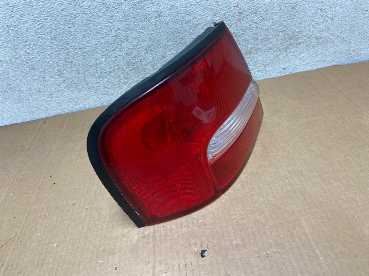2000 to 2001 Nissan Altima Left Driver LH Side Tail Light AI8392 LK2