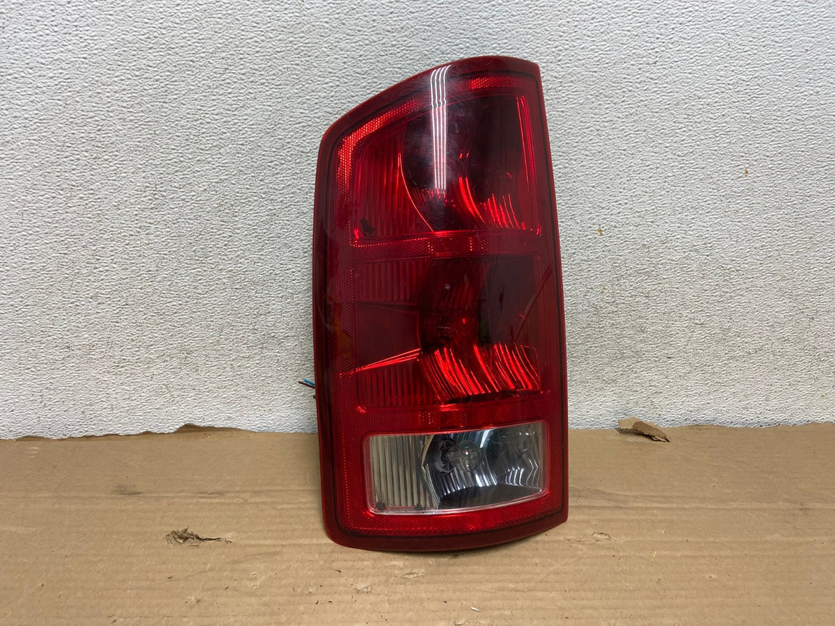 2002 to 2006 Dodge Ram 1500 Left Driver side Tail Light AG8192 LK0