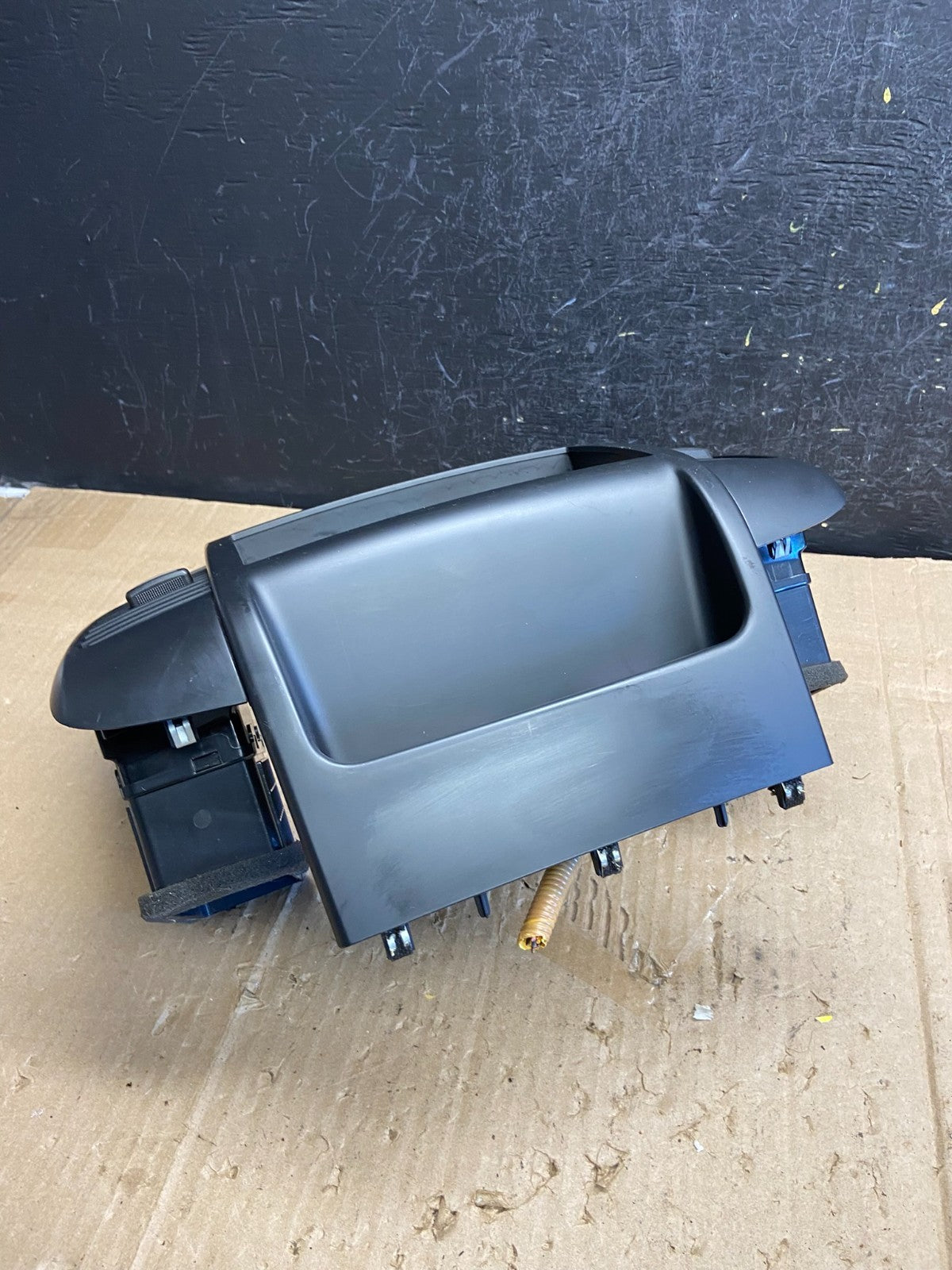 2006-2012 Hyundai Entourage Sedona Center Radio Clock Bezel Air Vent AE1975 DG3