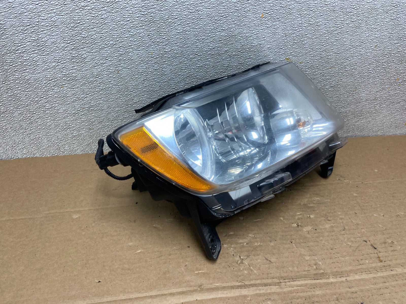 2011-2013 Jeep Grand Cherokee Right Passenger Halogen Headlight AB4480 DW2