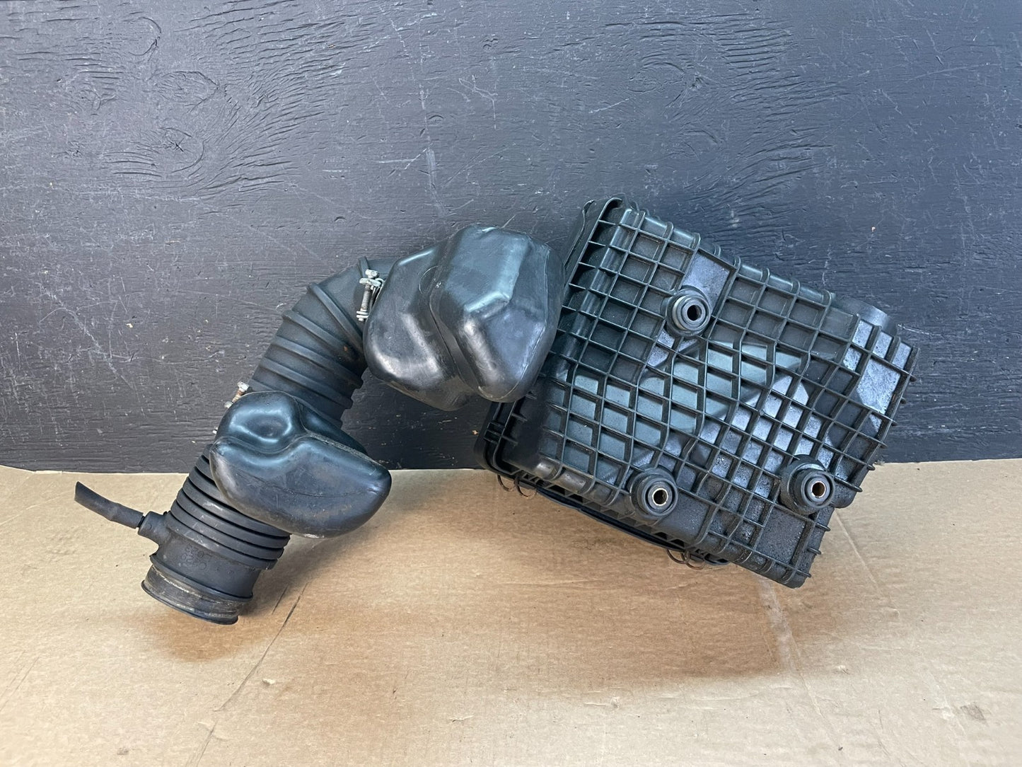 2001 2004 Mitsubishi Montero Sport 3.5 Air Intake Tube Resonator AF5330 DG7