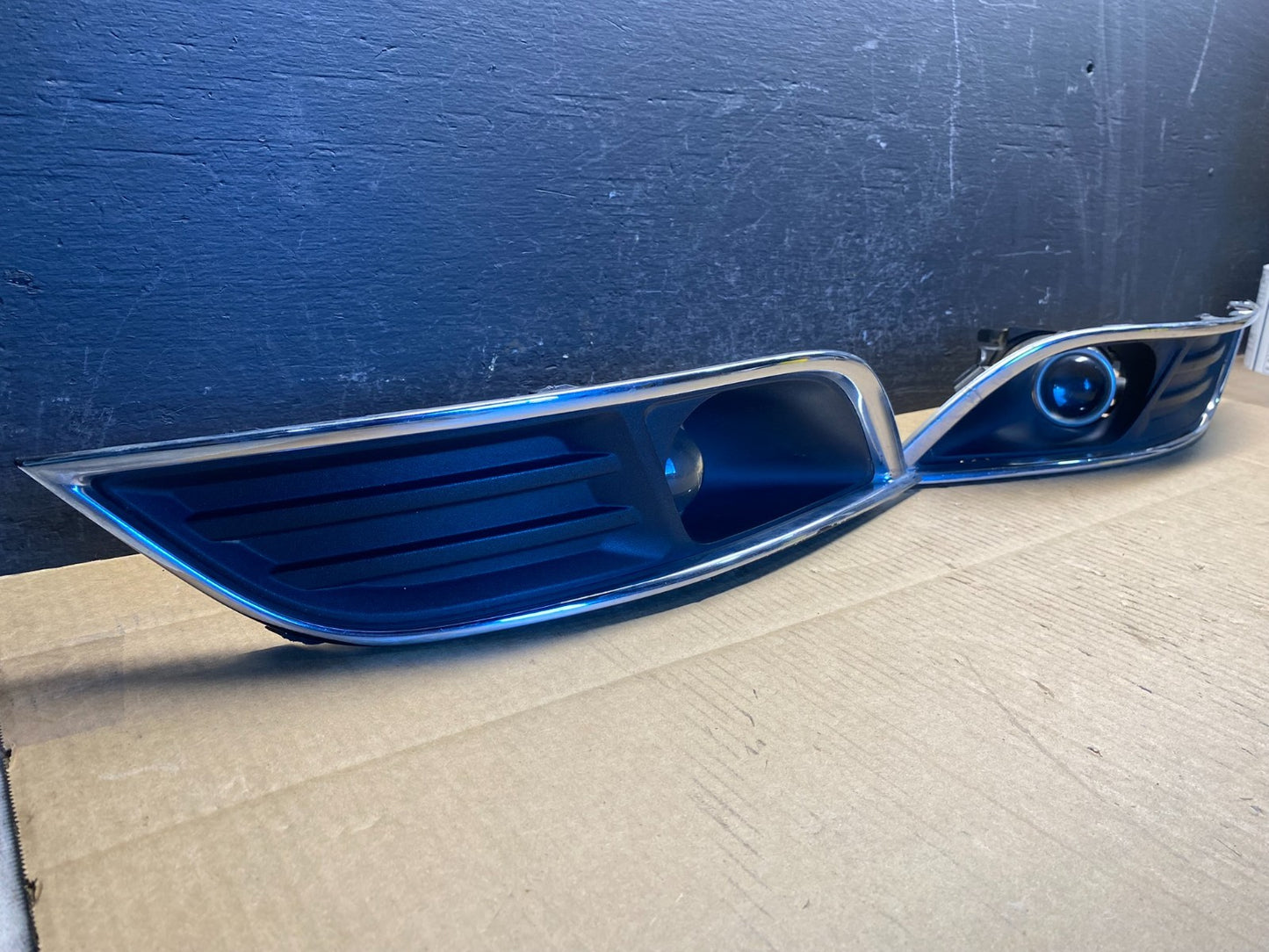 2013 to 2016 Lincoln MKT Left+Right Set Front Fog Light Bezel AD5040 DG3