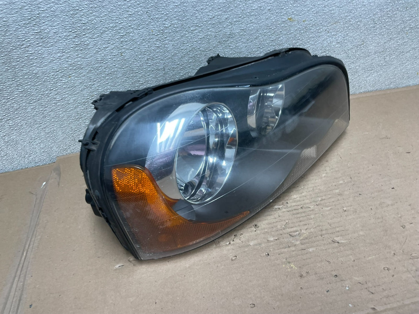 2003 to 2006 Volvo XC90 Right Passenger Rh Side Headlight Halogen AA9993 DW2