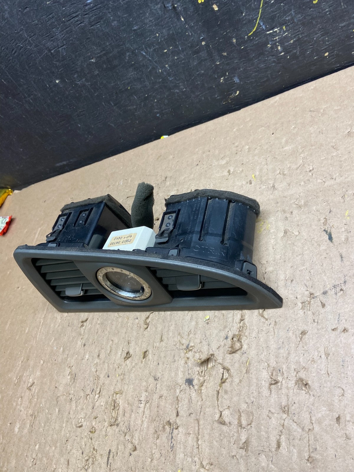 2001-2004 Nissan Pathfinder Center Console Air Vent T6258 DG1