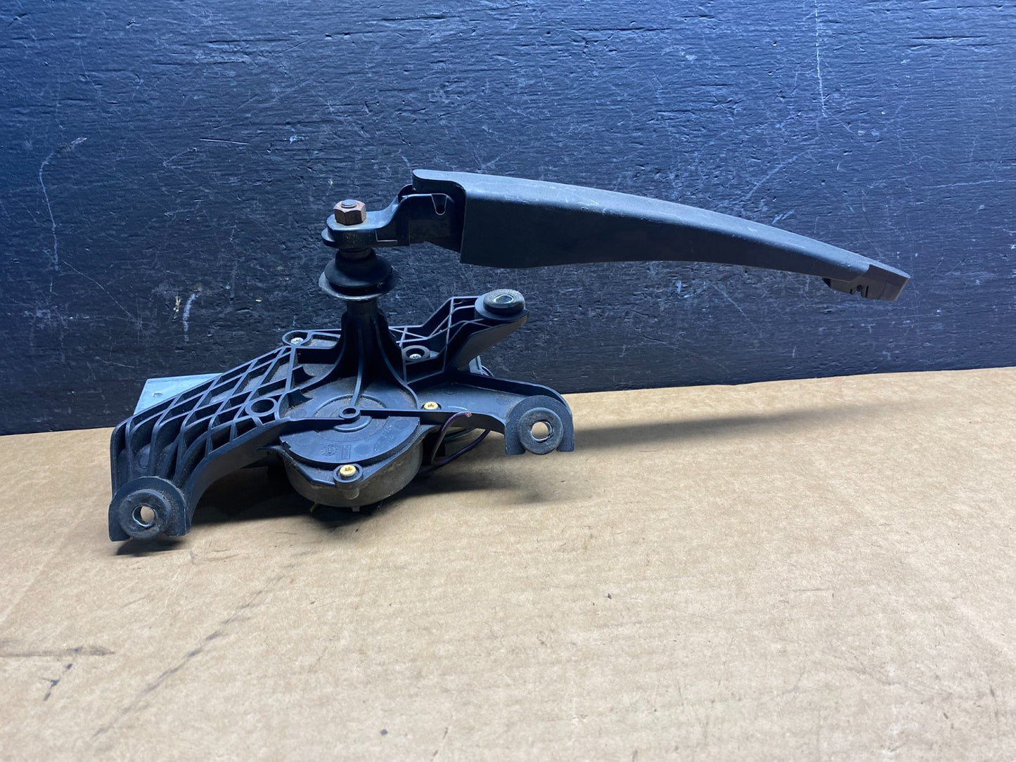 2007 to 2010 Ford Edge Licnoln MKX Rear Windshield Wiper Motor AD7526 DG1