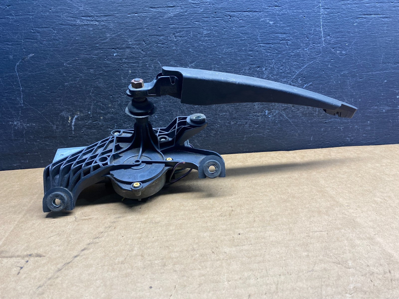 2007 to 2010 Ford Edge Licnoln MKX Rear Windshield Wiper Motor AD7526 DG1