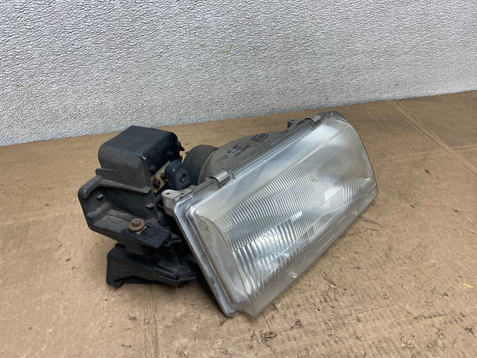 1996 to 1998 Mazda MPV Right Passenger RH Headlight OEM Y6902 DW2