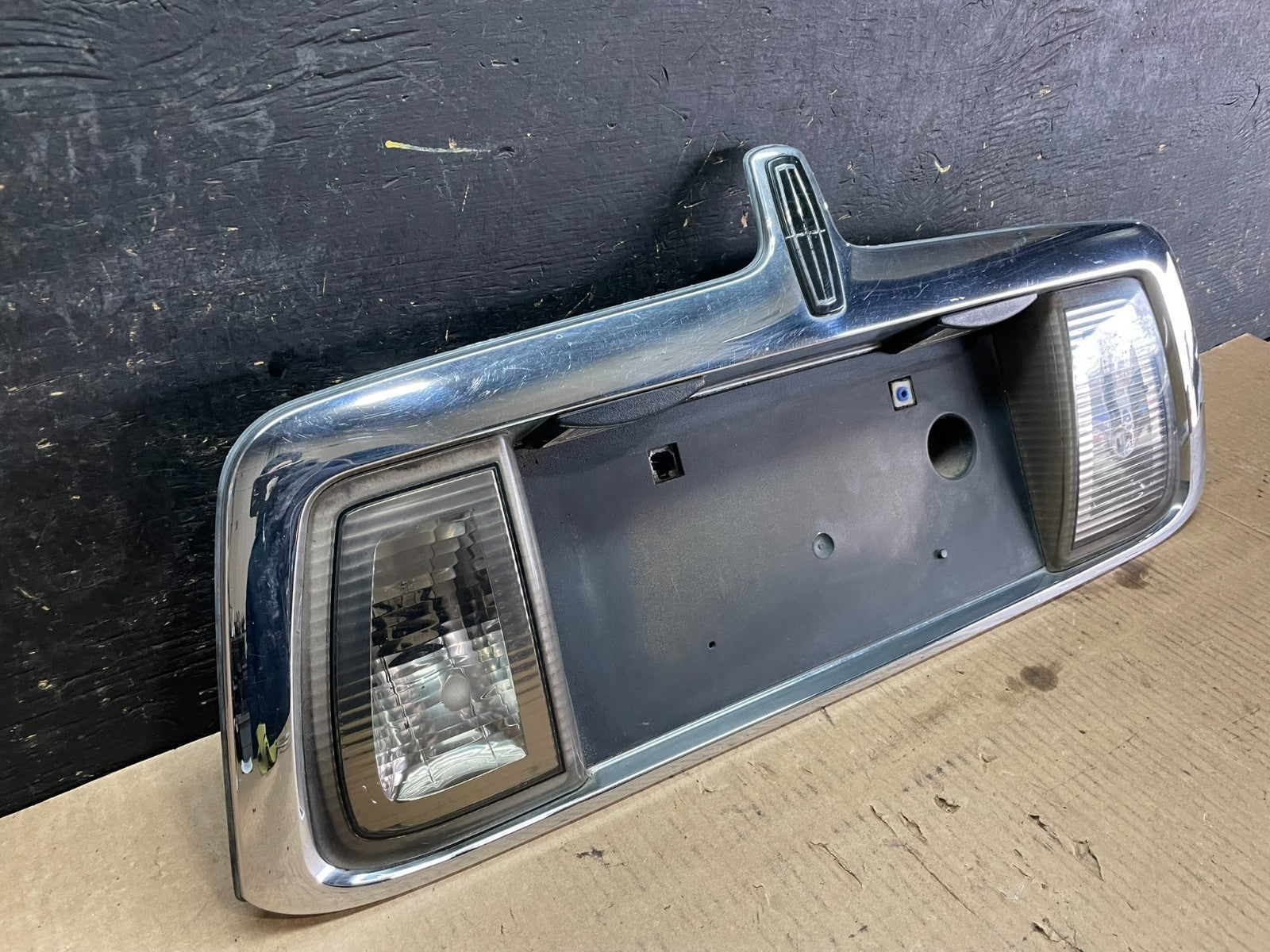 2000- 2002 Lincoln LS Rear Finish Panel Trunk Panel Chrome OEM Y9621  DG1