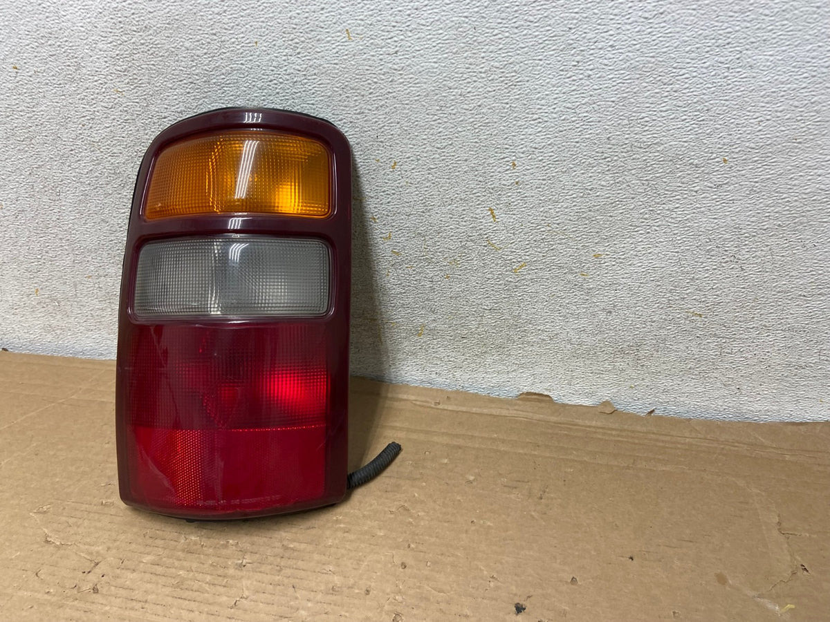 2000 - 2006 Chevrolet Suburban Tahoe Yukon Left Driver LH Tail Light AH8855 LK2
