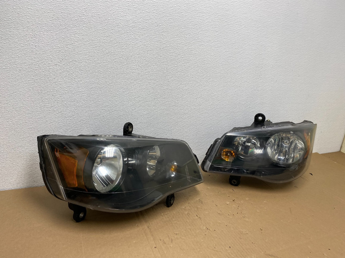 2008 to 2016 Chrysler Town and Country Left+Right Side Headlights AB6841 DW2