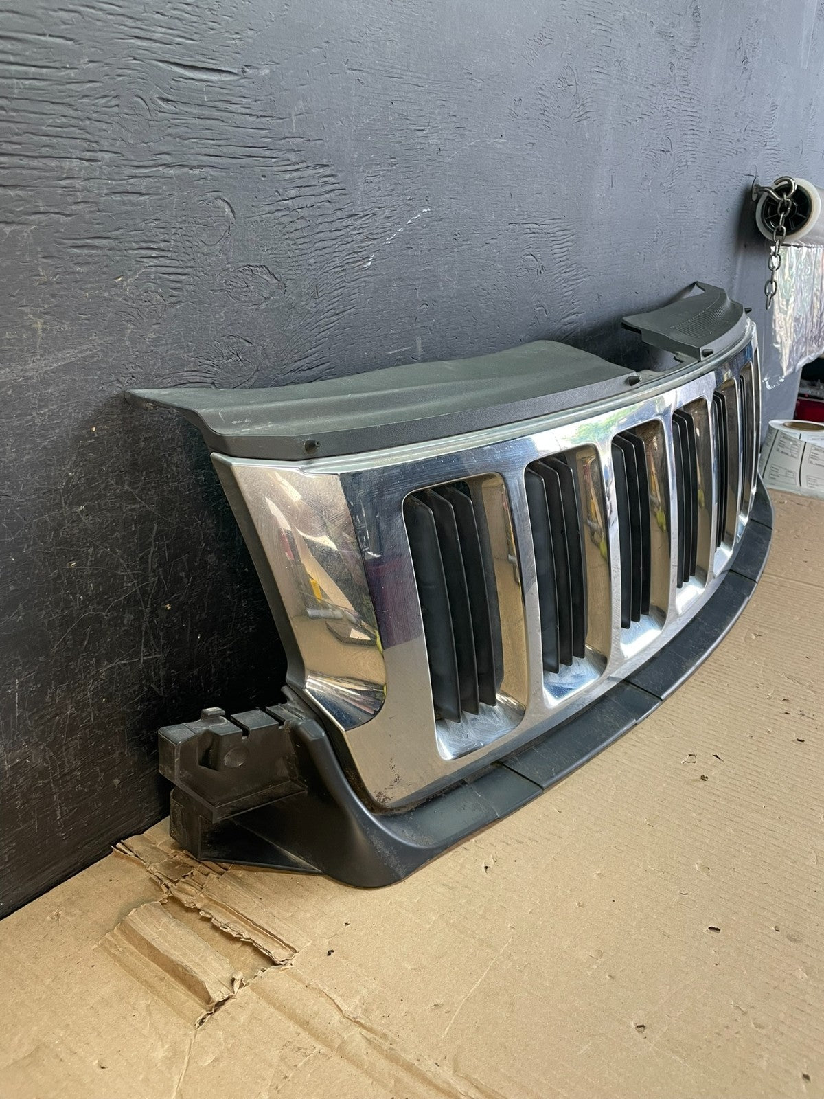 2011 to 2013 Jeep Grand Cherokee Front Upper Grill Grille AE3771 DG2