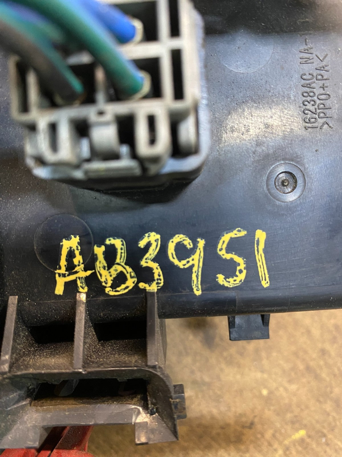 2005 2006 Dodge Magnum Engine Fuse Box p05087166ai AB3951DG7