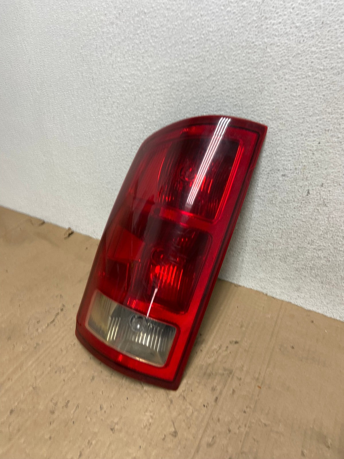 2002 to 2006 Dodge Ram 1500 Left Driver side Tail Light AE9299 LK1