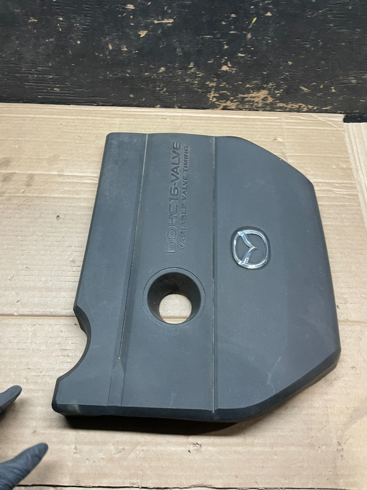 2004 to 2009 Mazda 3 DOHC 16 VALVE Engine Shield Top Cover Oem V2821 DG3