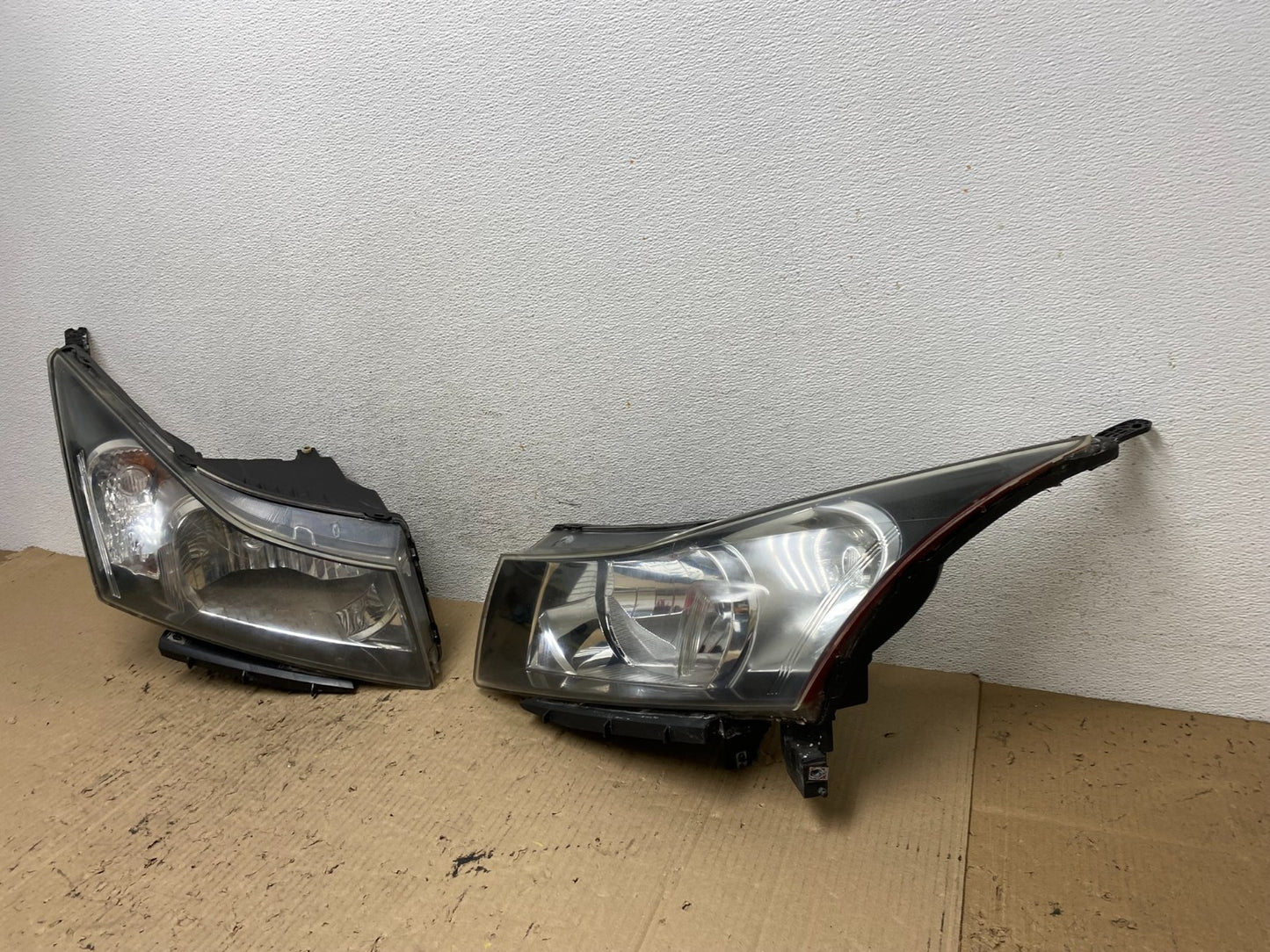 2011 to 2015 Chevrolet Cruze Halogen Left+Right Set Headlights AF7098 DW1