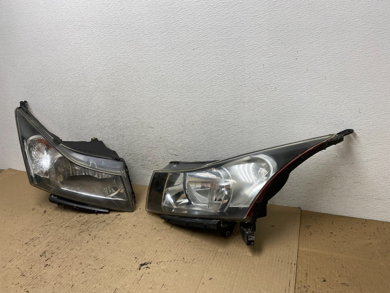 2011 to 2015 Chevrolet Cruze Halogen Left+Right Set Headlights AF7098 DW1