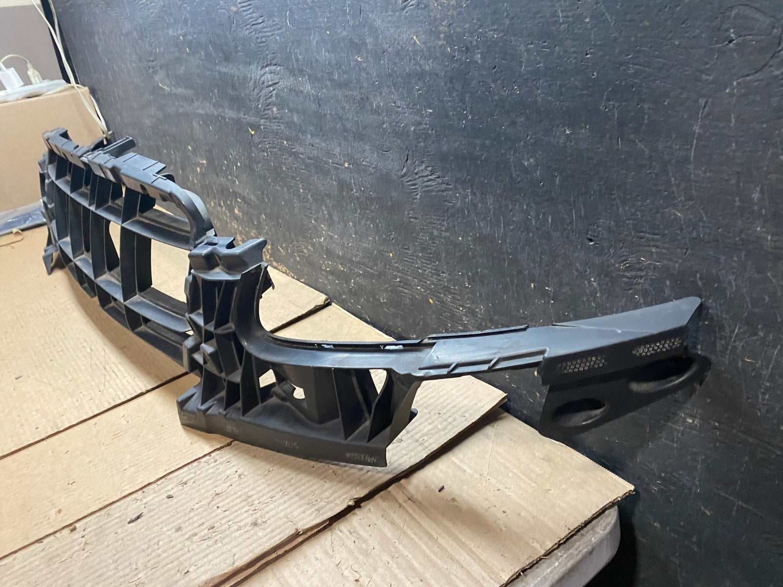 2009 2010 2011 Audi A6 Front Bumper Grille Bracket Retainer V7003 DG1