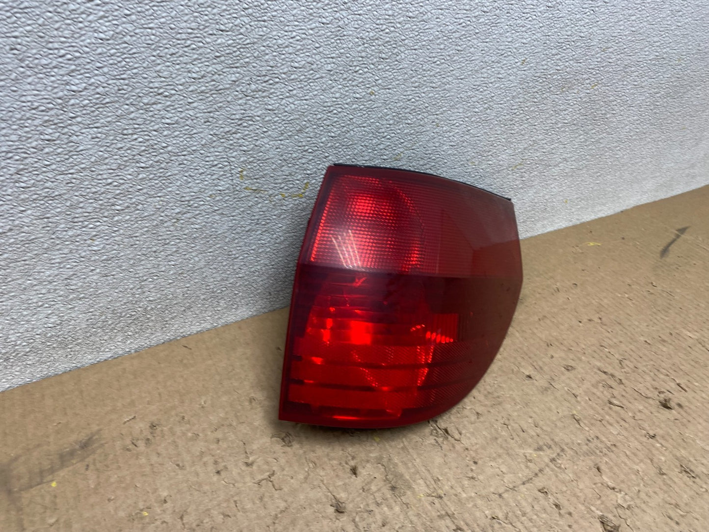 2004-2005 Toyota Sienna Right Passenger Rh Side Tail Light W7472 DW2