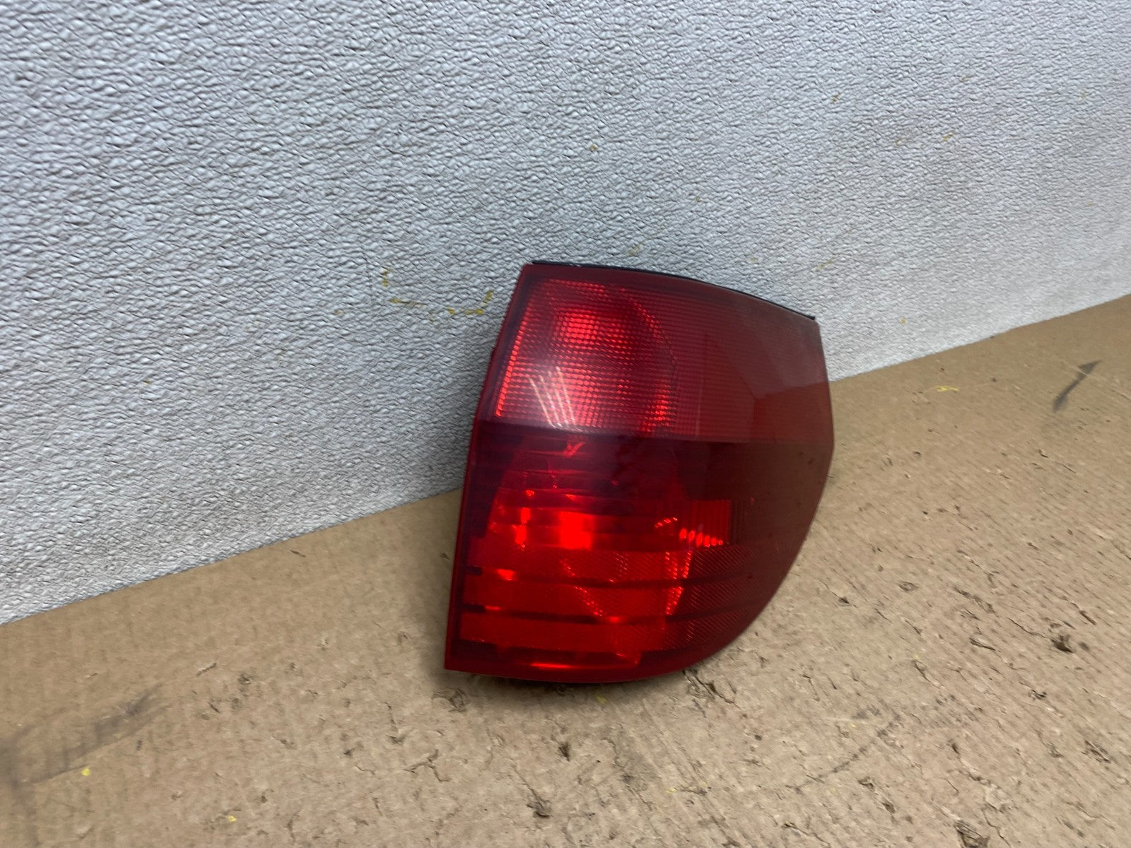 2004-2005 Toyota Sienna Right Passenger Rh Side Tail Light W7472 DW2