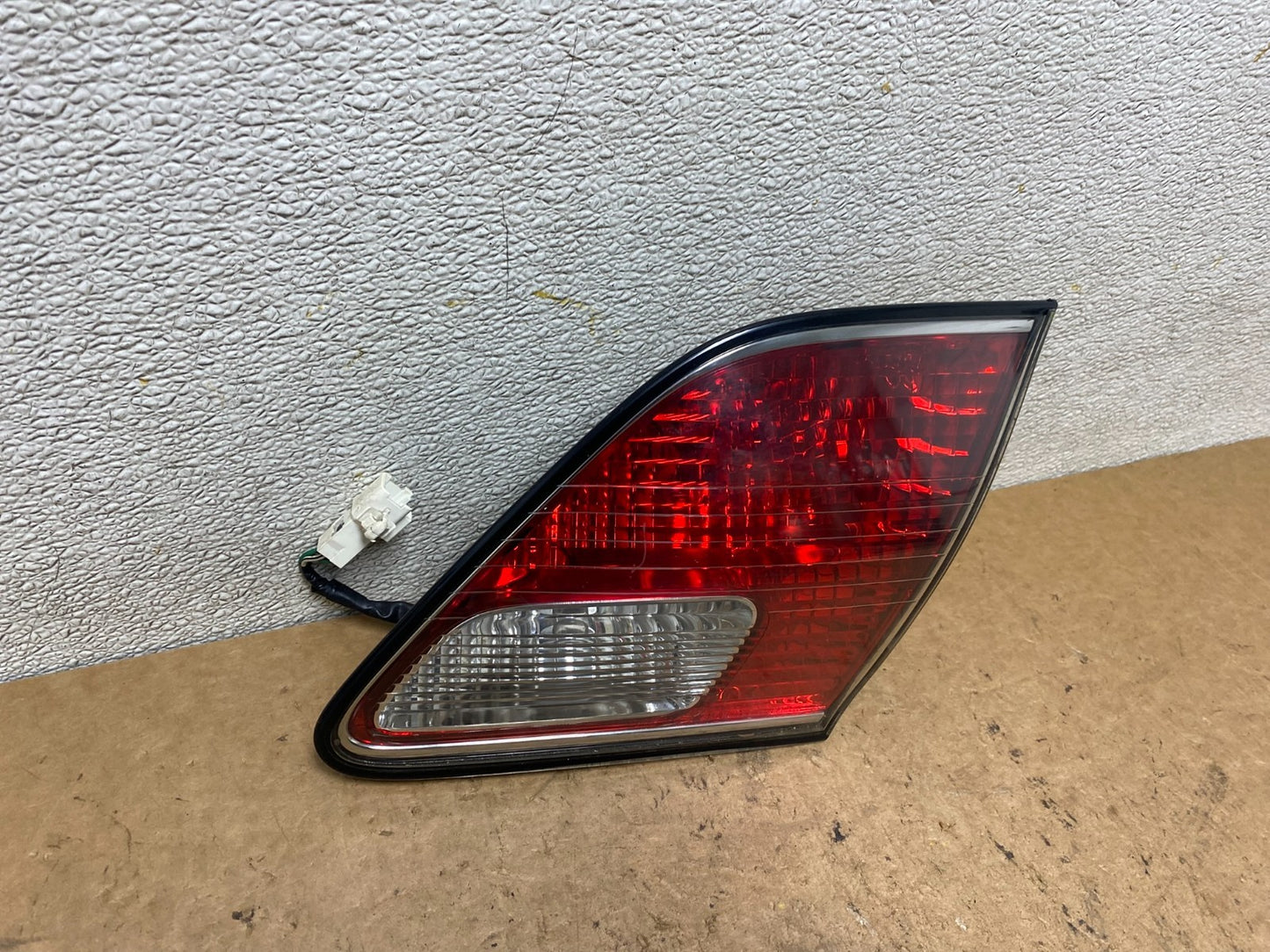 2002 2003 2004 Lexus Es300 Es330 Right Passenger Inner Tail Light Oem T0727 DW2