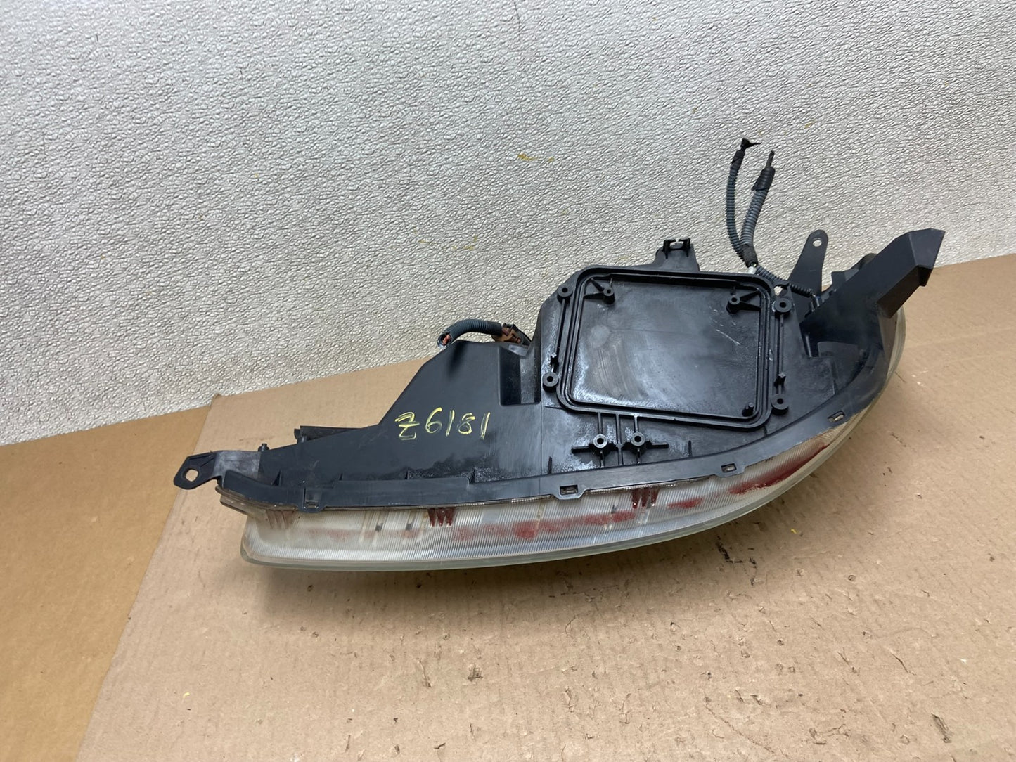 2004-2005 Toyota Sienna Right Passenger Halogen Headlight OEM Z6181 DW9