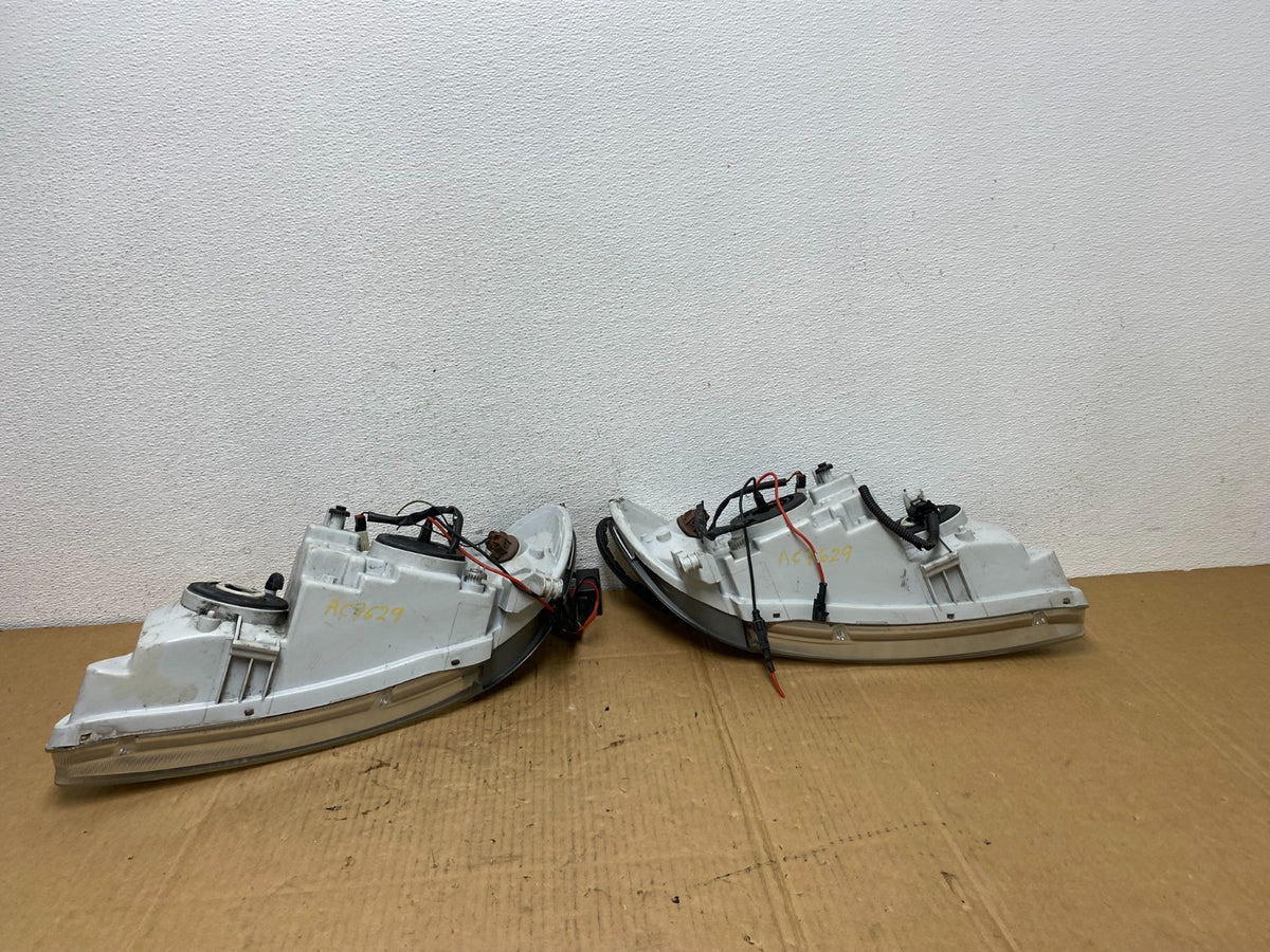 2000 to 2001 Infiniti I30 Left Right Side Headlights Halogen AC76299