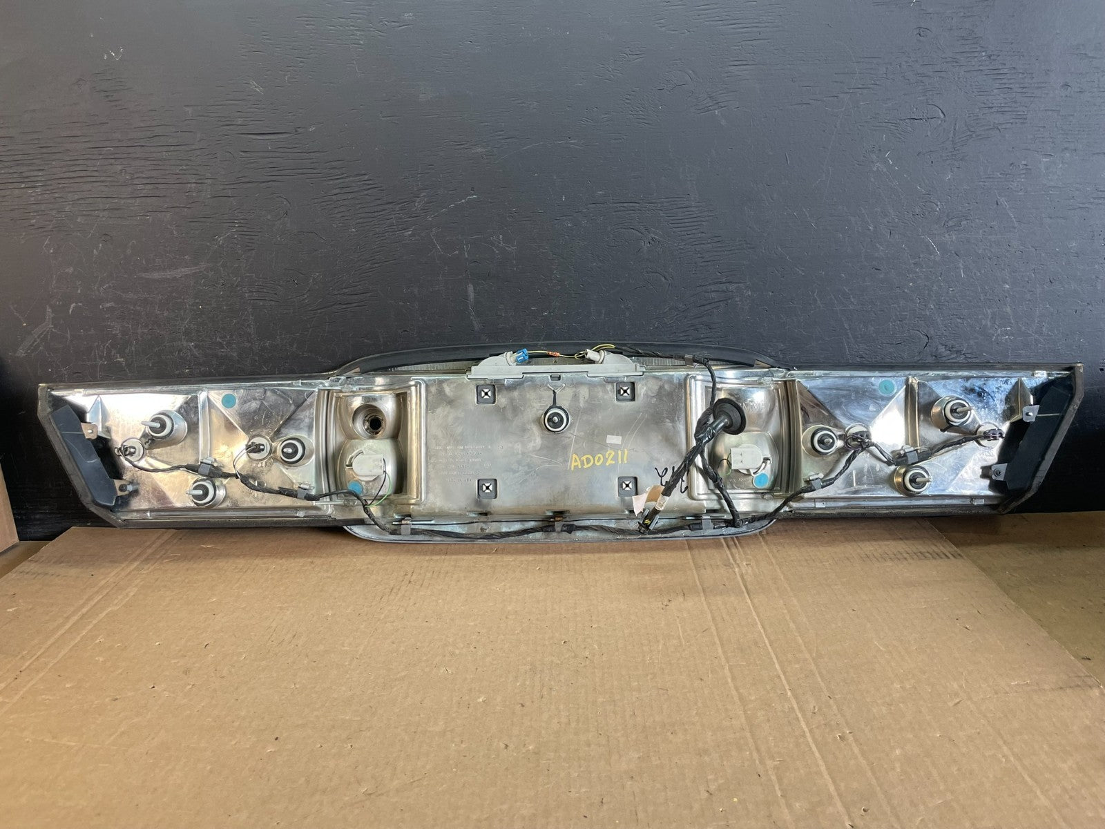 2000 to 2005 Buick Lesabre Trunk Rear Center Tail Light Panel AD0211 DG3