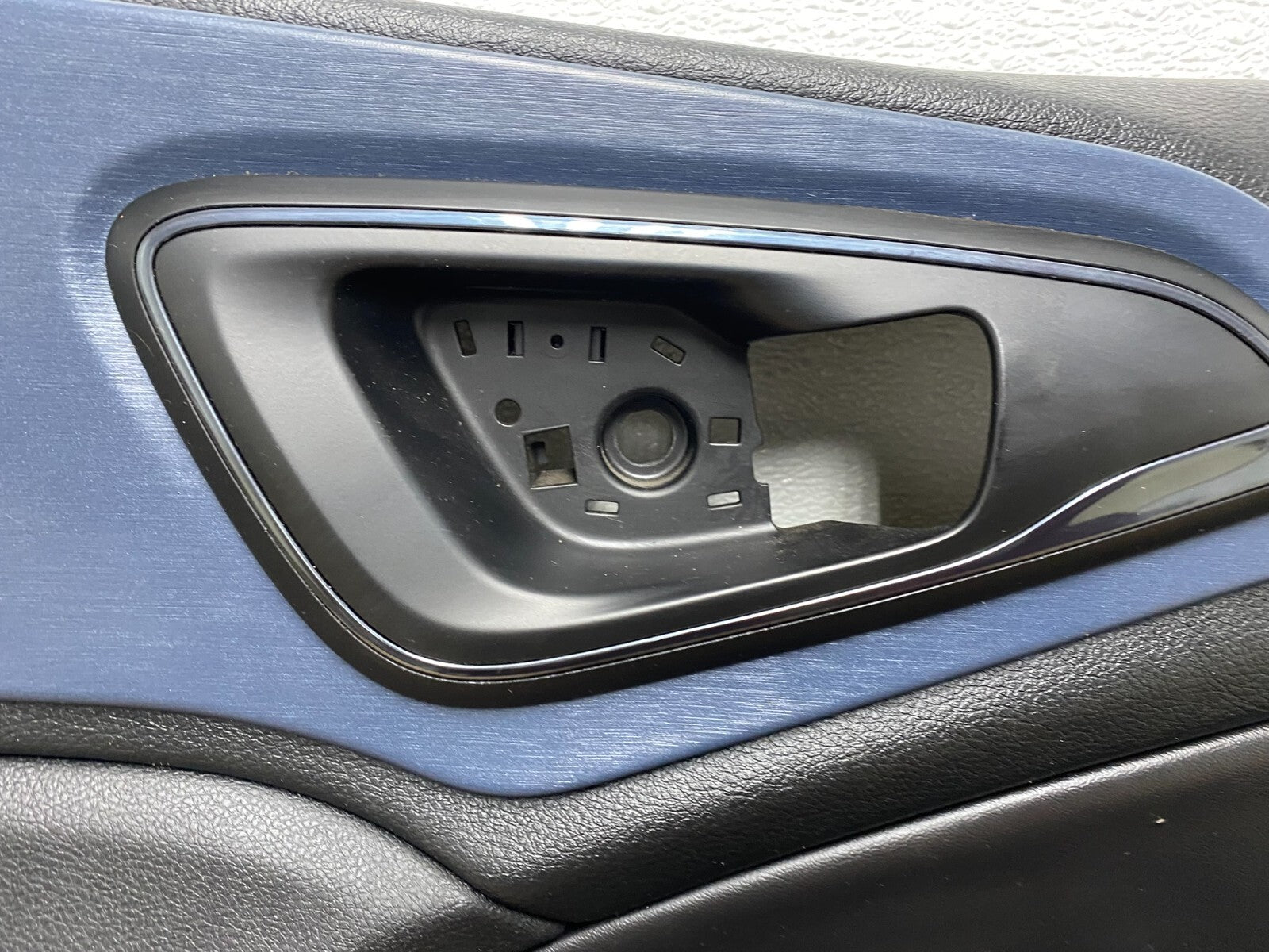 2015 to 2017 Chrysler 200 Front Right Passenger Side Door Panel OEM J8119 DG3