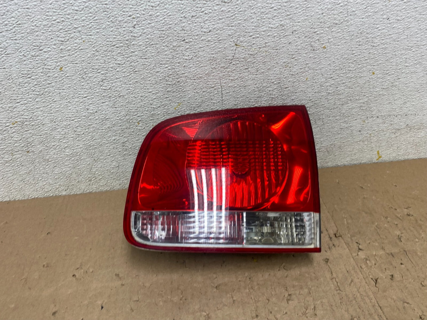 2004-2007 Volkswagen Touareg Right Passenger Rh Inner Tail Light Oem M7133 DW0