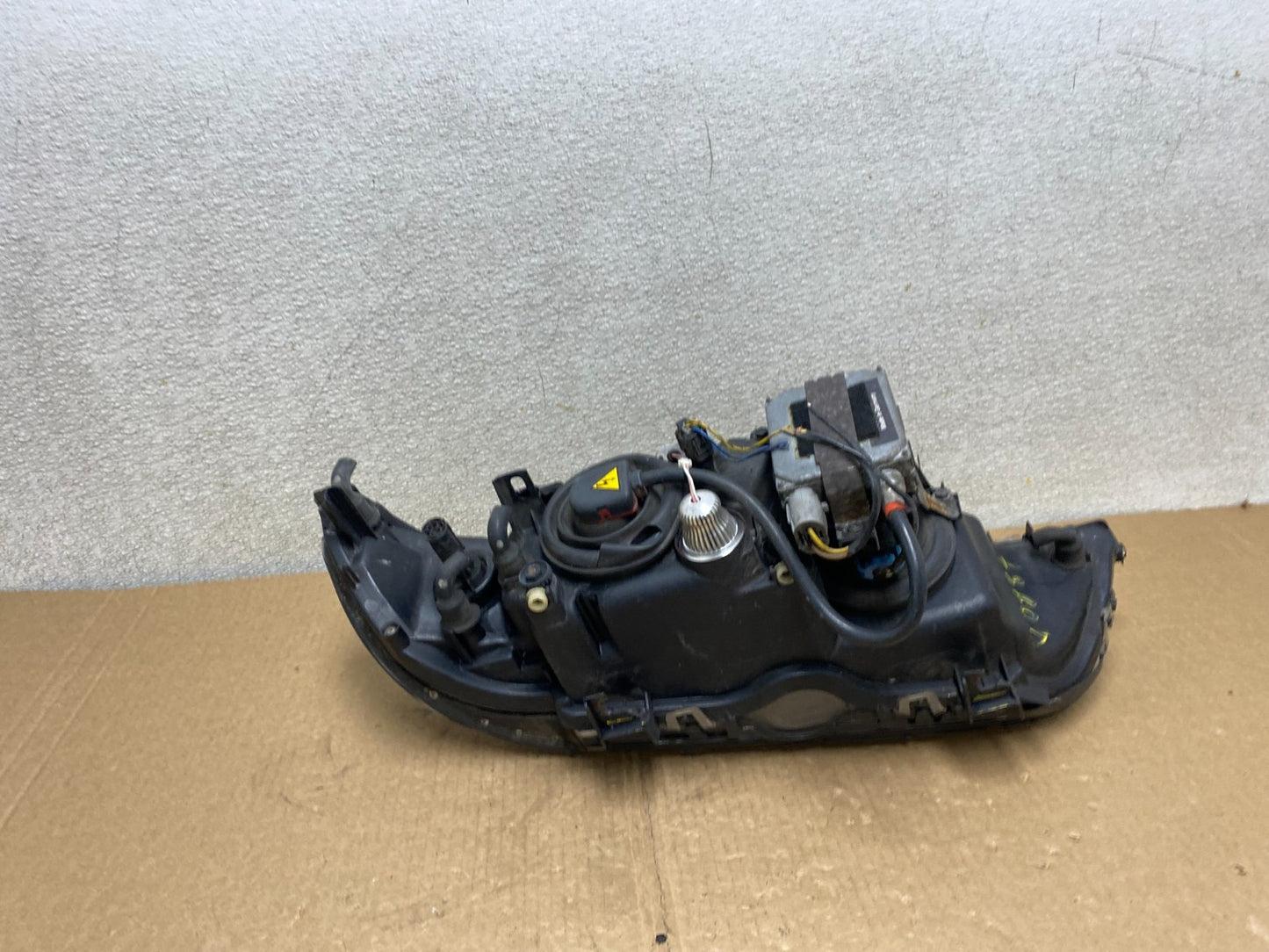 2001-2003 BMW E39 5 Series Headlight Right Passenger Side XENON OEM V0887 DW11