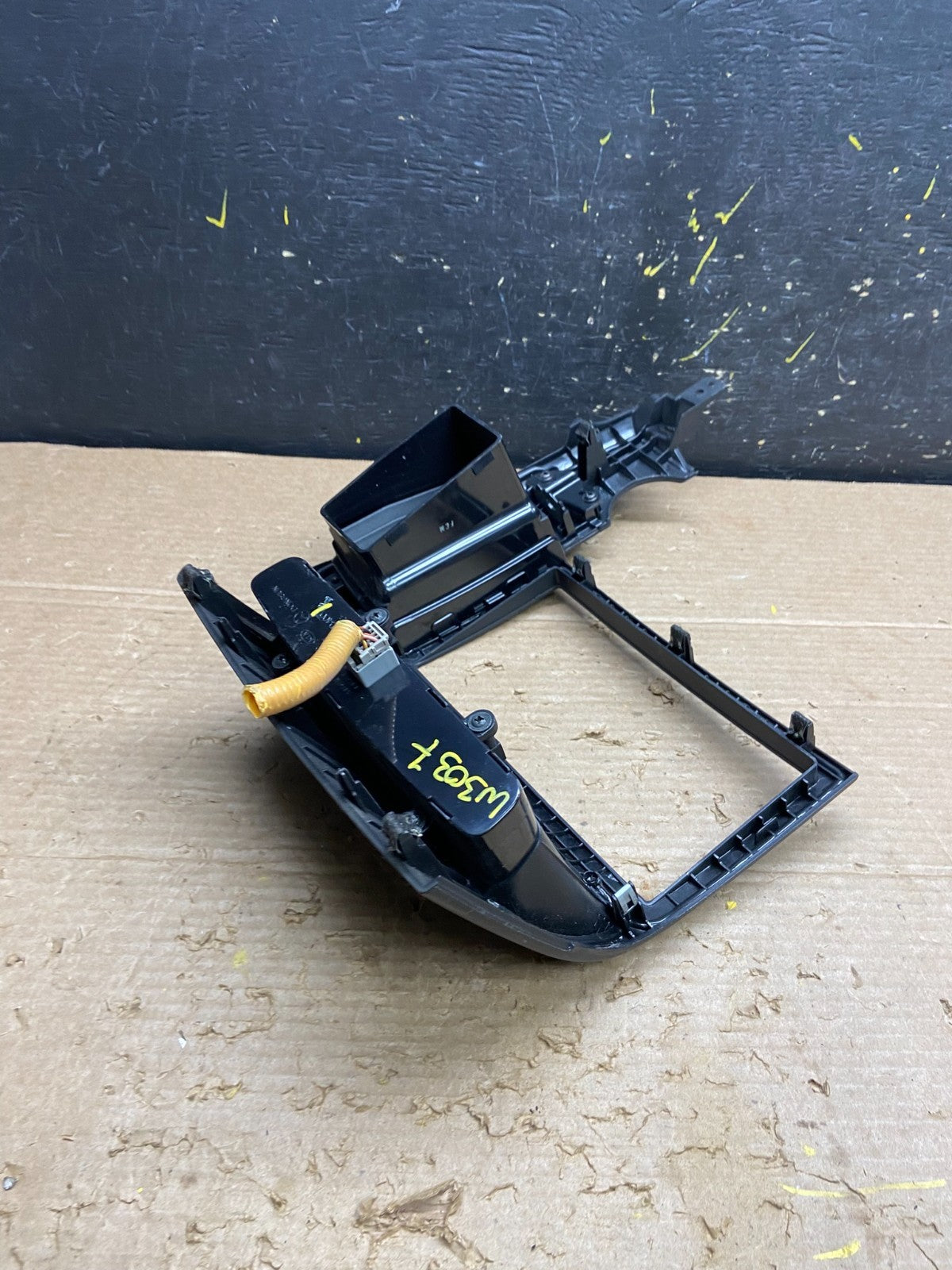 2006-2012 Hyundai Entourage Sedona Center Radio Clock Bezel Air Vent W3037  DG5