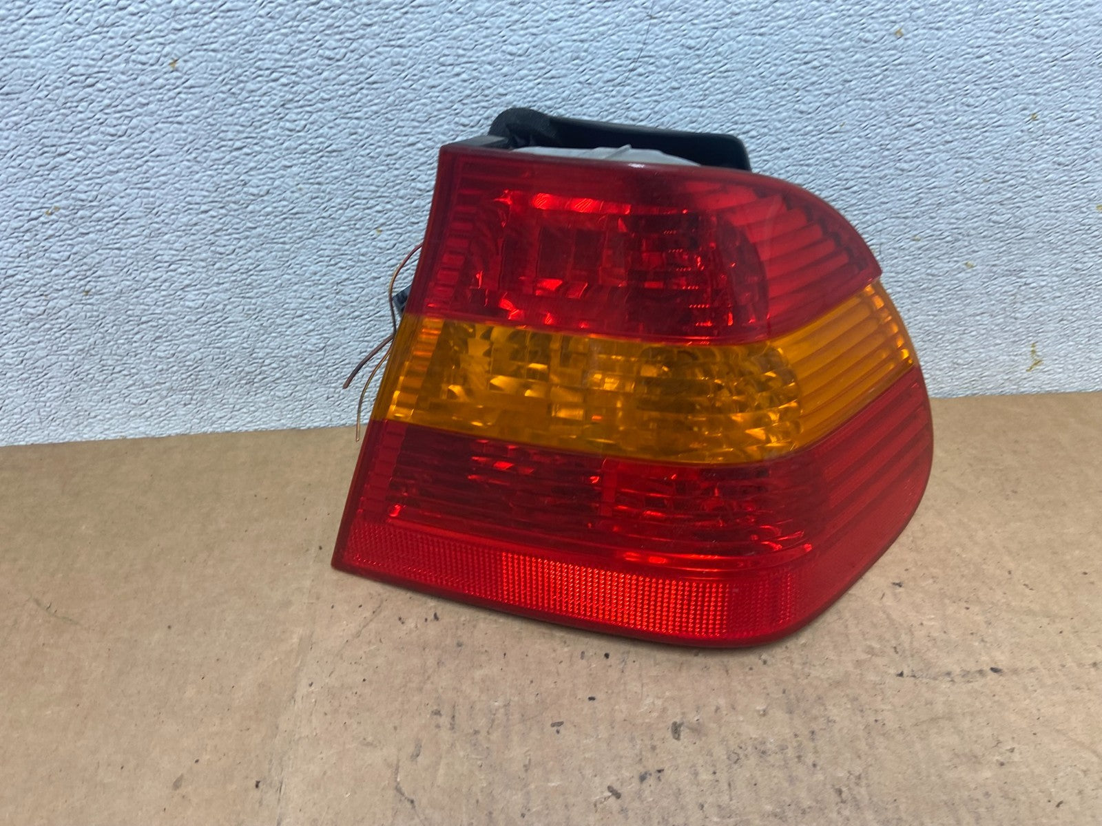 2002 - 2005 BMW 3 E46 Series Right Passenger RH Tail Light Oem R4852 DW0