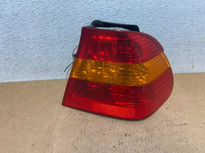 2002 - 2005 BMW 3 E46 Series Right Passenger RH Tail Light Oem R4852 DW0