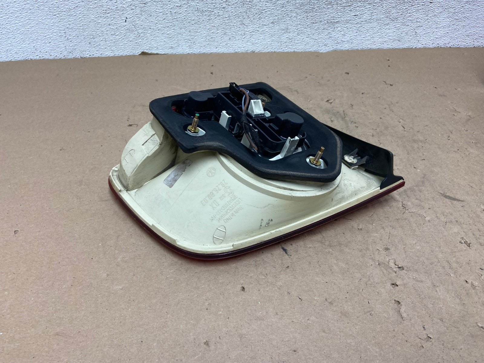 2004-2007 Volkswagen Touareg Right Passenger Rh Side Inner Tail Light AG42405