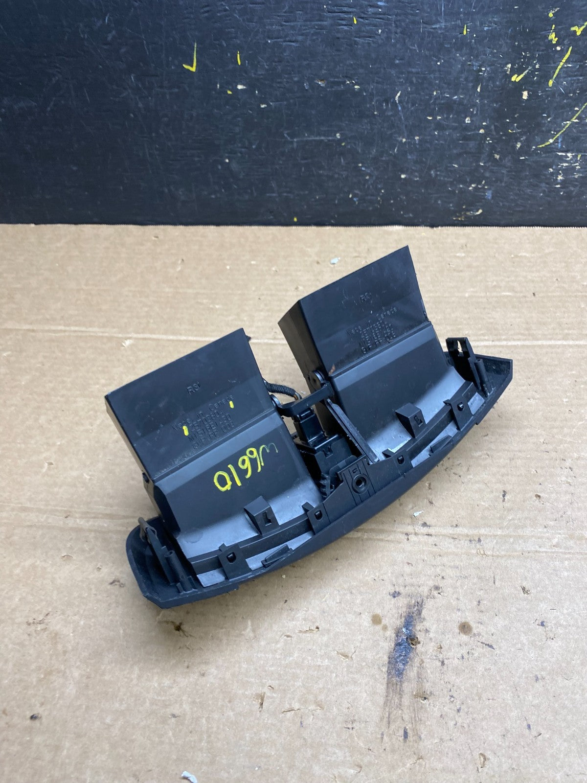 2004 to 2009 Cadillac SRX Front Center Dash A/C Air Vent w6610 DG4