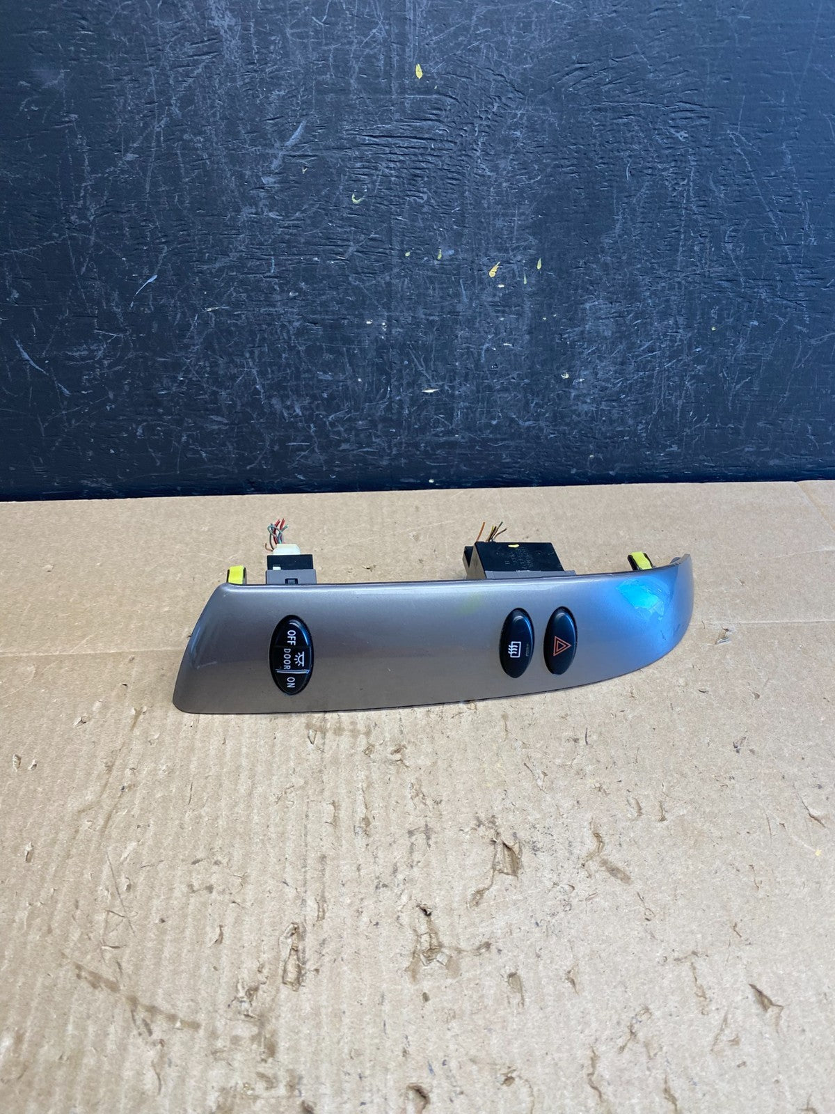 2004 to 2010 Toyota Sienna Right Side Radio Switches Bezel Trim AC9120 DG1