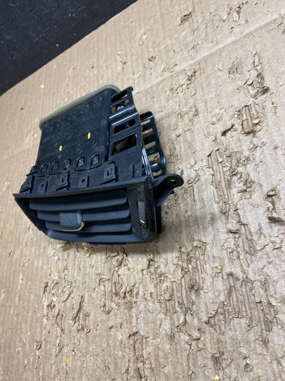 2014 to 2019  Chvrolet Silverado Front Panel Dashboard Air Vent V7561 DG1