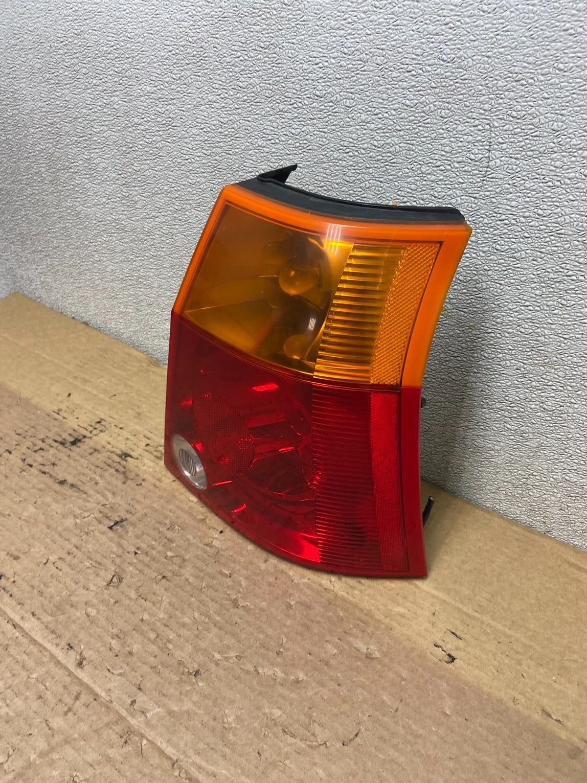 2004 to 2006 Chrysler Pacifica Right Passenger Rh Side Tail Light  AB5301 LK1