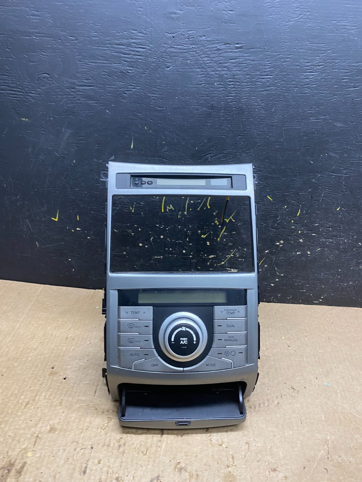 2007 to 2012 Hyundai Veracruz Auto Climate Temp Control Radio Bezel OEM Z7203 DG1