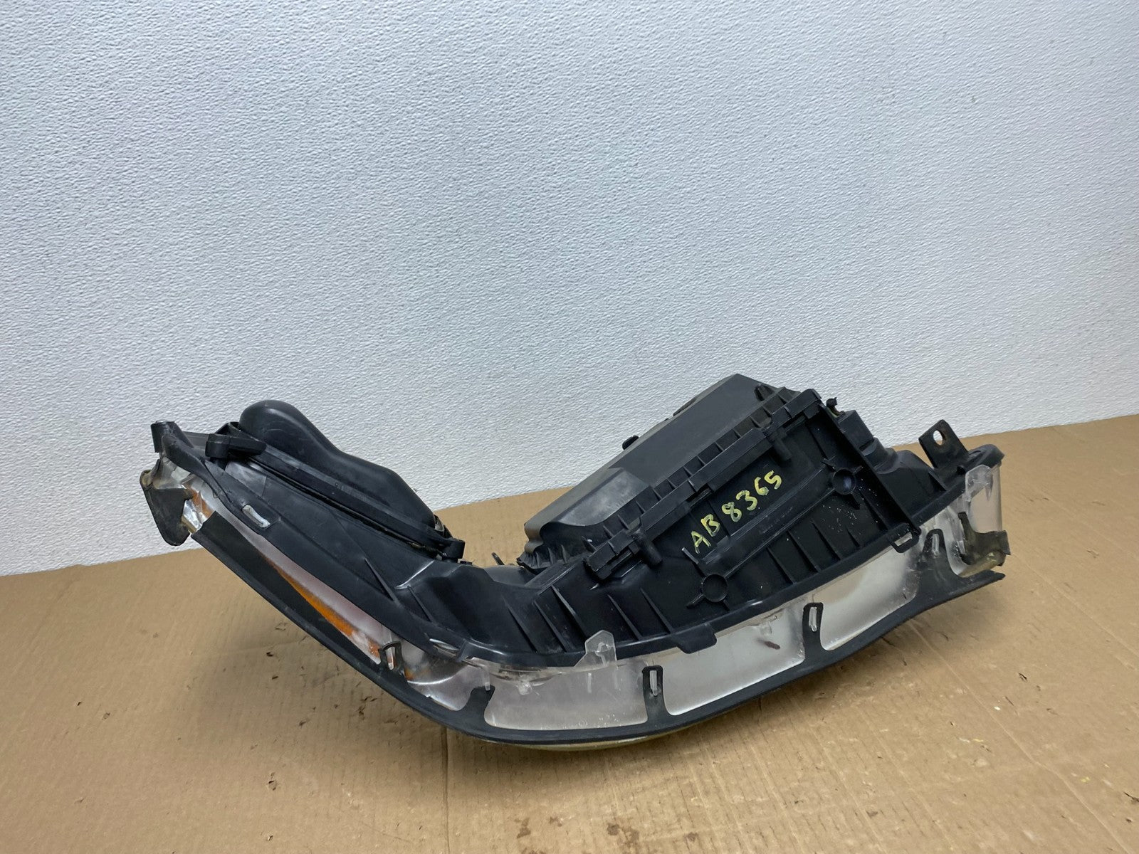 2005 to 2011 Lincoln Town Car Left Driver LH Side Headlight AB8365 DW7